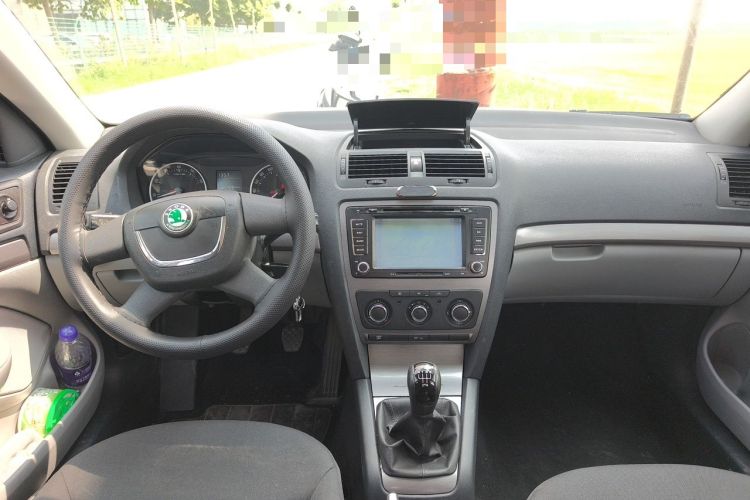 Used Skoda Octavia 2013 1.6L Manual Eado Edition Center Console