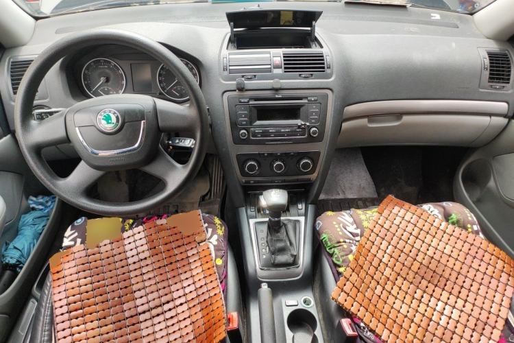 Used Skoda Octavia 2013 1.6L Automatic Yijie Edition Center Console