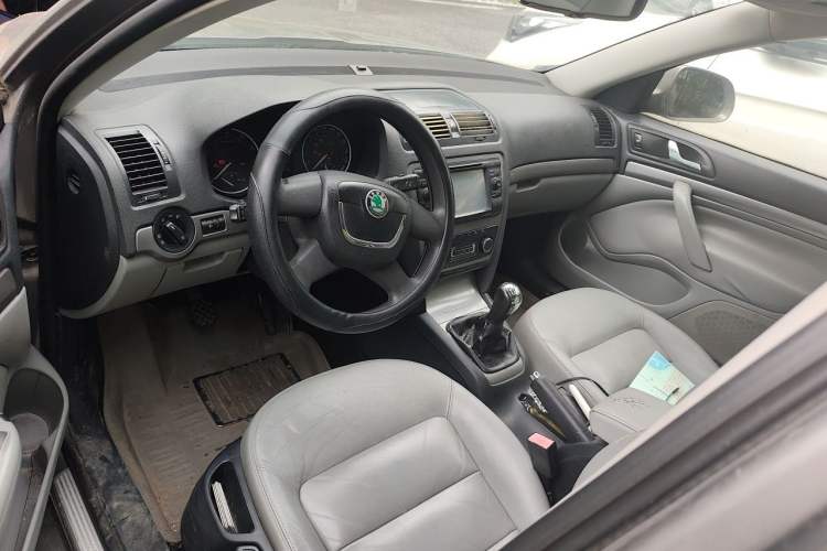 Used Skoda Octavia 2013 1.6L Manual Yijun Edition Center Console