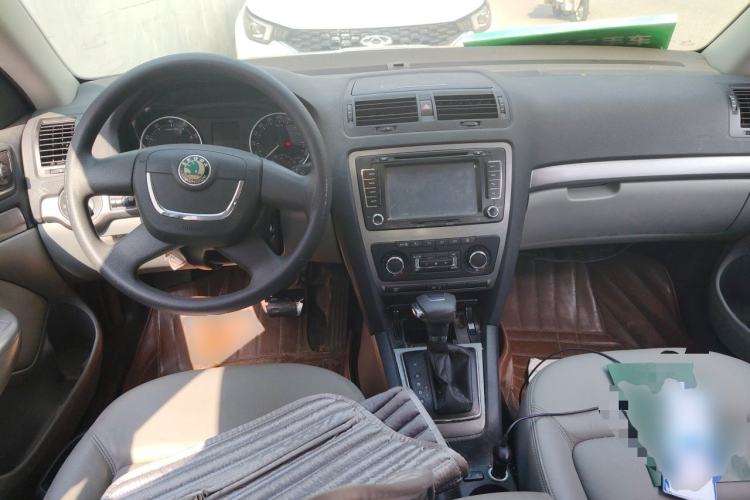 Used Skoda Octavia 2013 1.6L Automatic Yijun Edition Center Console