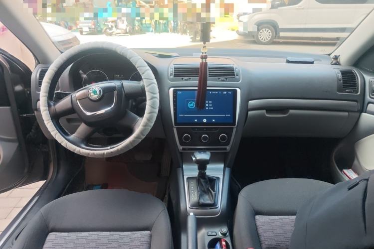Used Skoda Octavia 2013 1.6L Automatic Yijie Edition Center Console
