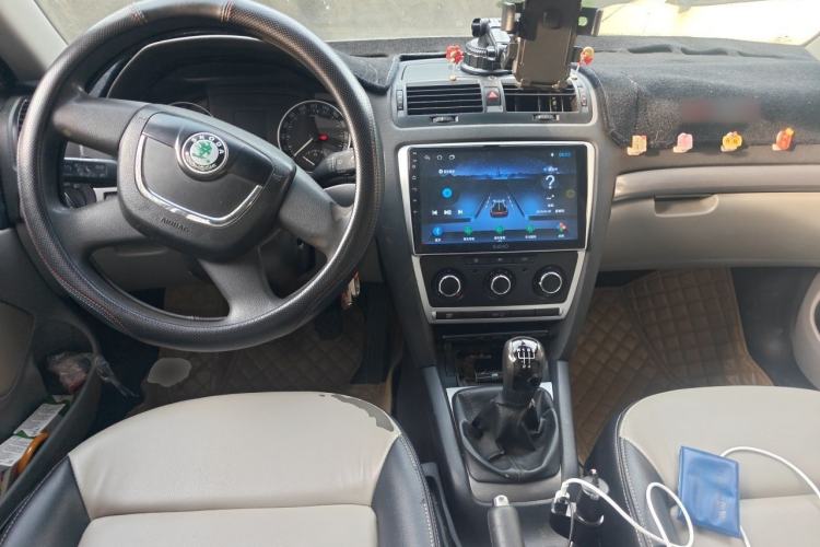 Used Skoda Octavia 2013 1.6L Manual Yijie Edition Center Console