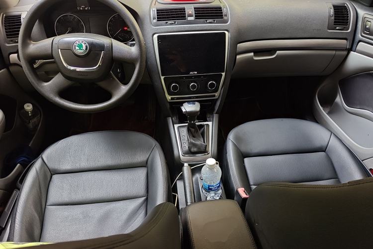 Used Skoda Octavia 2013 1.6L Automatic Yijie Edition Center Console