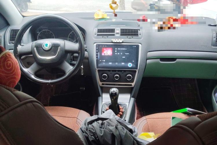 Used Skoda Octavia 2013 1.6L Manual Yijie Edition Center Console