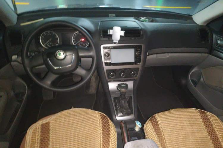 Used Skoda Octavia 2013 1.6L Automatic Yijie Edition Center Console