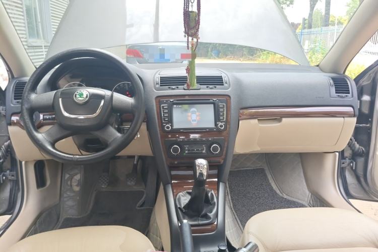 Used Skoda Octavia 2013 1.6L Manual Yijun Edition Center Console