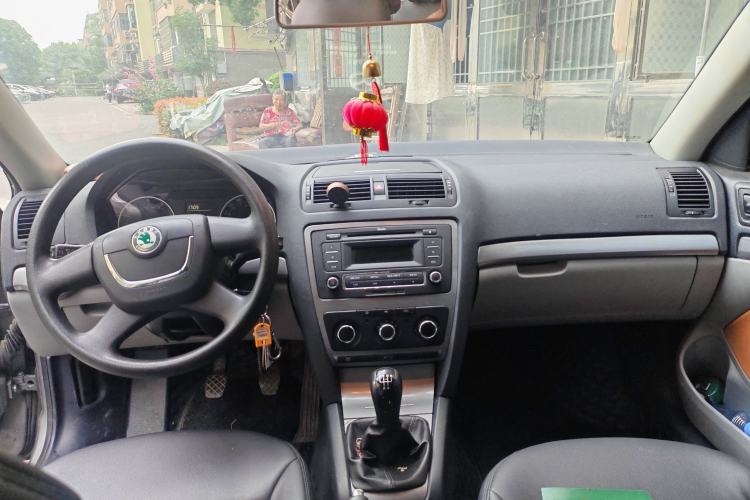 Used Skoda Octavia 2013 1.6L Manual Yijie Edition Center Console