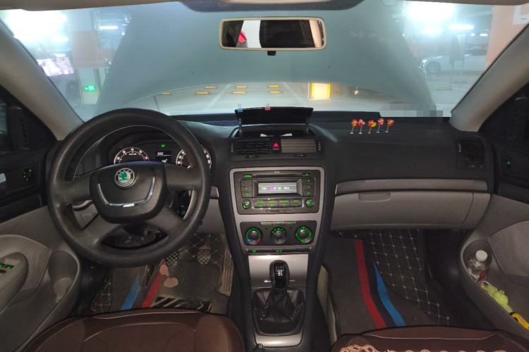 Used Skoda Octavia 2013 1.6L Manual Yijie Edition Center Console