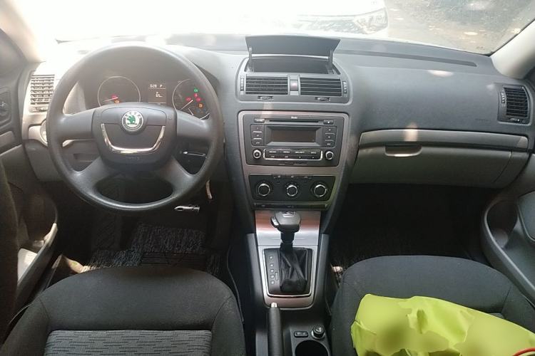 Used Skoda Octavia 2013 1.6L Automatic Yijie Edition Center Console