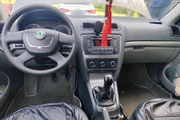 Used Skoda Octavia 2013 1.6L Manual Yijie Edition Center Console