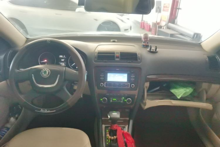 Used Skoda Octavia 2013 1.6L Automatic Yijun Edition Center Console
