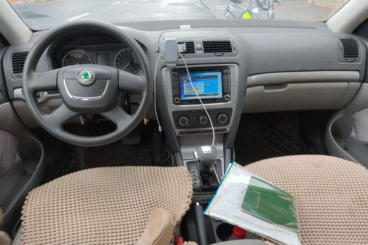 Used Skoda Octavia 2013 1.6L Automatic Yijie Edition Center Console