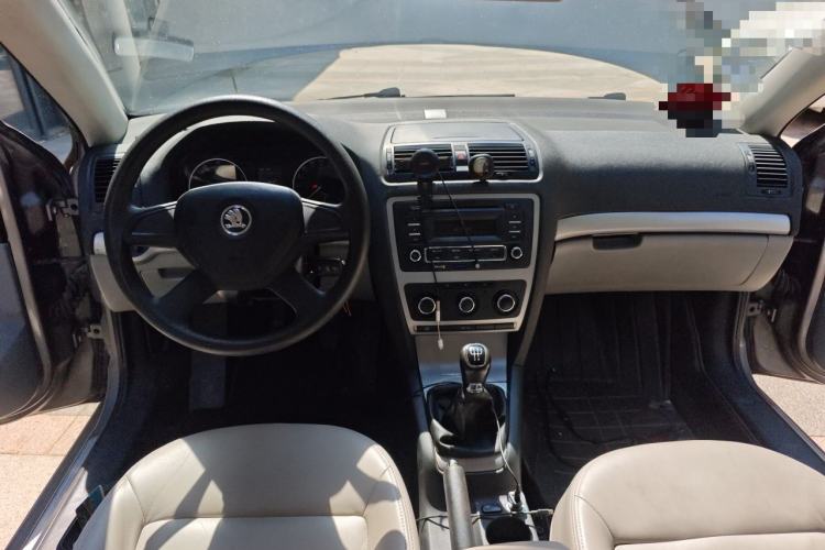 Used Skoda Octavia 2013 1.6L Manual Yijie Edition Center Console