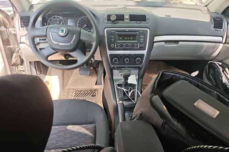 Used Skoda Octavia 2013 1.6L Automatic Yijie Edition Center Console