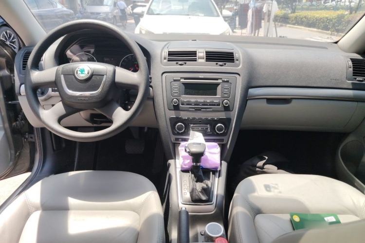 Used Skoda Octavia 2013 1.6L Automatic Yijun Edition Center Console