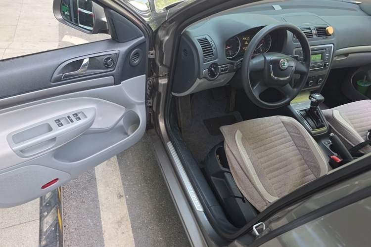 Used Skoda Octavia 2013 1.6L Automatic Yijie Edition Driver Seat