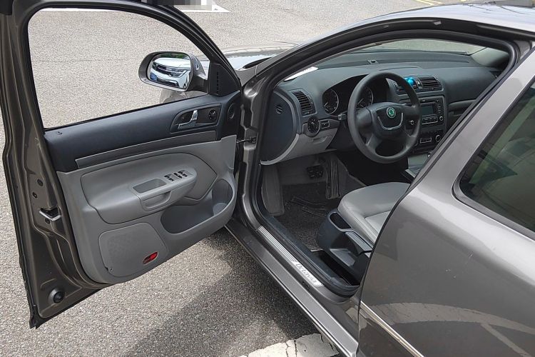 Used Skoda Octavia 2013 1.6L Automatic Yijun Edition Driver Seat