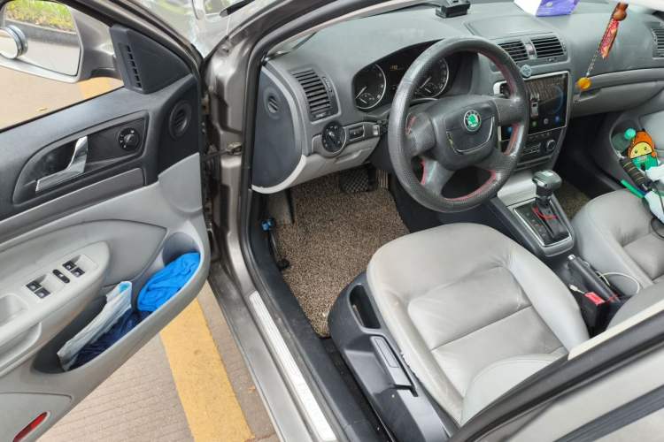 Used Skoda Octavia 2013 1.6L Automatic Yijun Edition Driver Seat