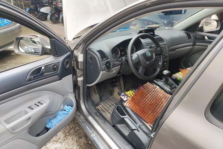 Used Skoda Octavia 2013 1.6L Automatic Yijie Edition Driver Seat