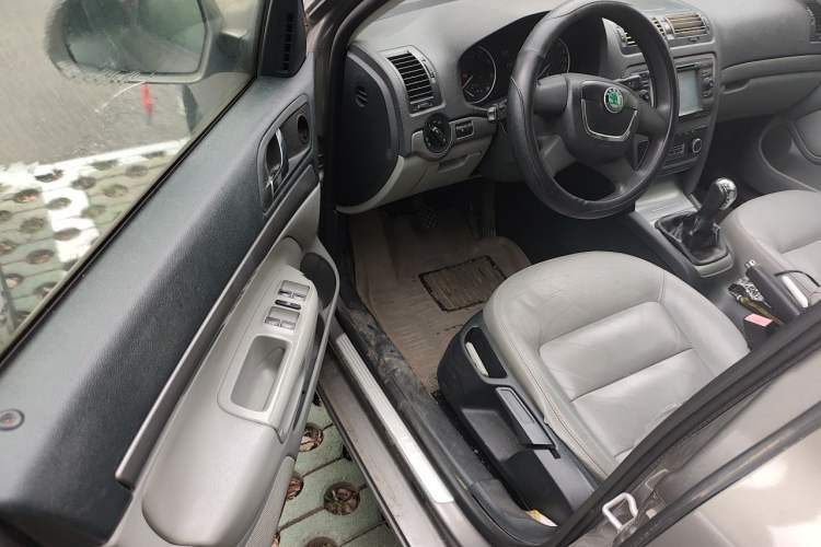 Used Skoda Octavia 2013 1.6L Manual Yijun Edition Driver Seat