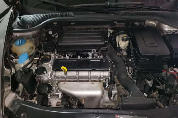 Used Skoda Octavia 2013 1.6L Automatic Yijun Edition Engine Bay