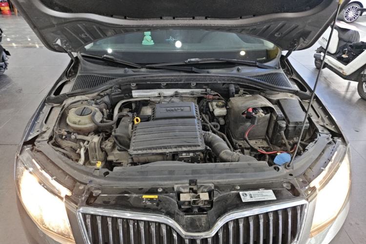 Used Skoda Octavia 2013 1.6L Automatic Yijie Edition Engine Bay