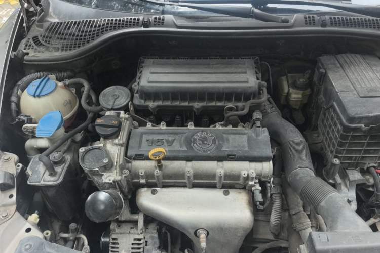 Used Skoda Octavia 2013 1.6L Automatic Yijun Edition Engine Bay