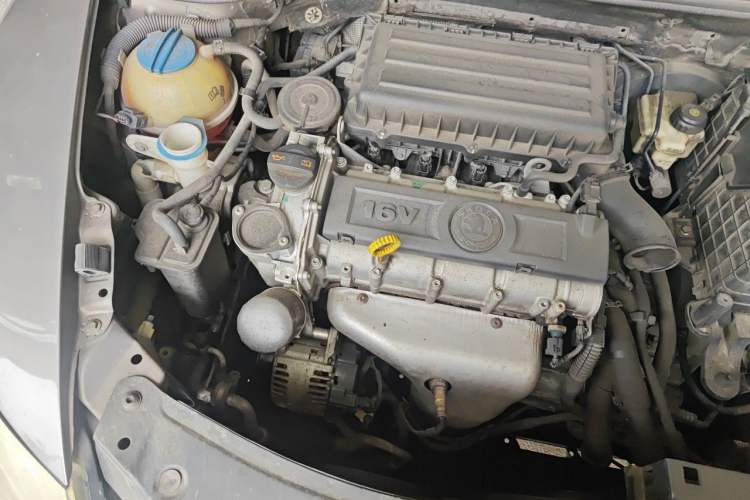 Used Skoda Octavia 2013 1.6L Automatic Yijie Edition Engine Bay Right