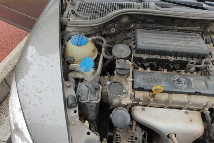 Used Skoda Octavia 2013 1.6L Automatic Yijie Edition Engine Bay Right