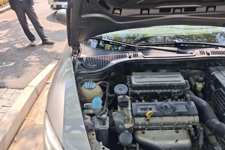 Used Skoda Octavia 2013 1.6L Automatic Yijie Edition Engine Bay Right
