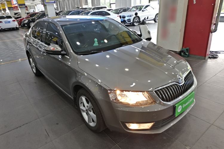 Used Skoda Octavia 2013 1.6L Automatic Yijie Edition Front Right 45 Deg