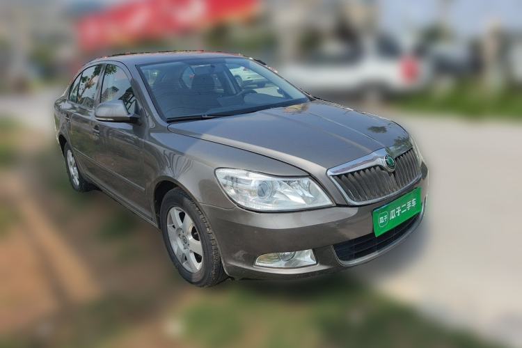 Used Skoda Octavia 2013 1.6L Manual Eado Edition Front Right 45 Deg