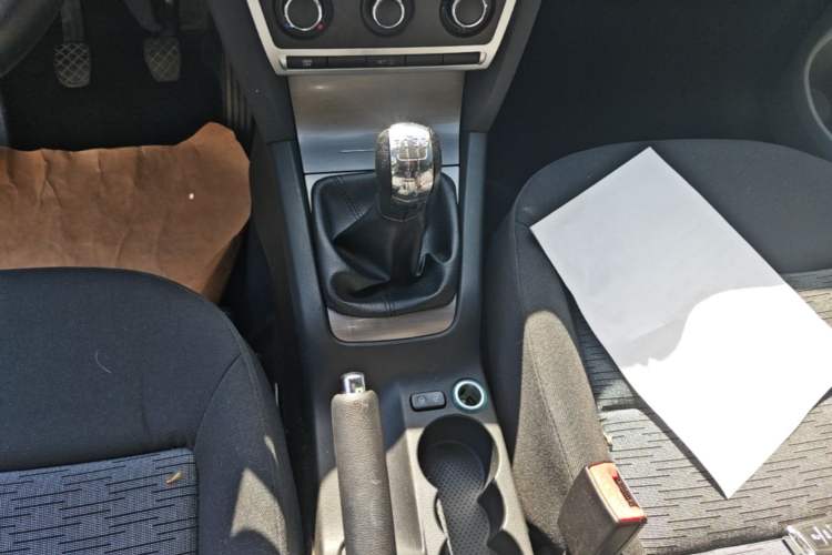 Used Skoda Octavia 2013 1.6L Manual Yijie Edition Gear Lever