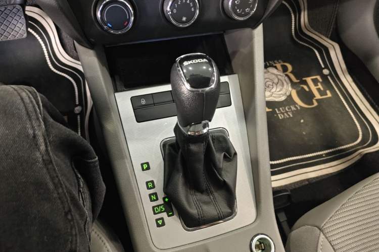 Used Skoda Octavia 2013 1.6L Automatic Yijie Edition Gear Lever