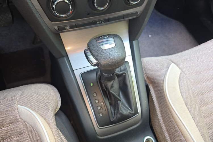 Used Skoda Octavia 2013 1.6L Automatic Yijie Edition Gear Lever