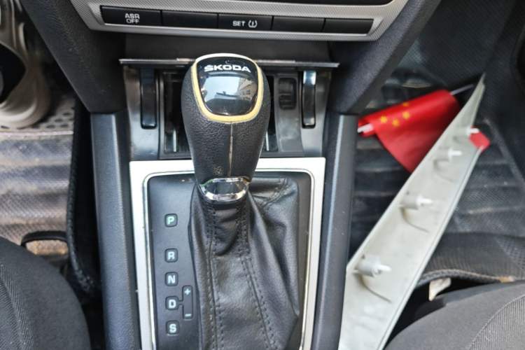 Used Skoda Octavia 2013 1.6L Automatic Yijie Edition Gear Lever