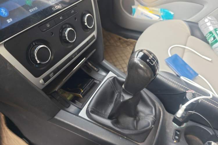 Used Skoda Octavia 2013 1.6L Manual Yijie Edition Gear Lever