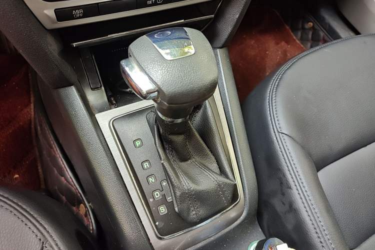 Used Skoda Octavia 2013 1.6L Automatic Yijie Edition Gear Lever