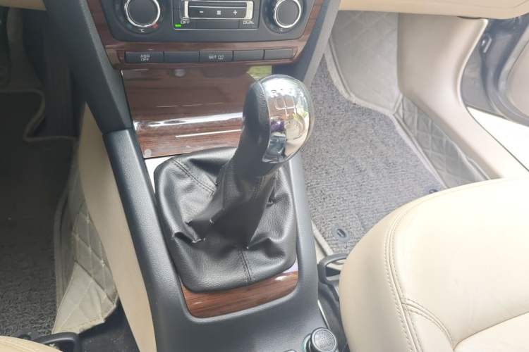 Used Skoda Octavia 2013 1.6L Manual Yijun Edition Gear Lever
