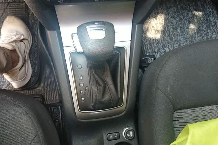 Used Skoda Octavia 2013 1.6L Automatic Yijie Edition Gear Lever