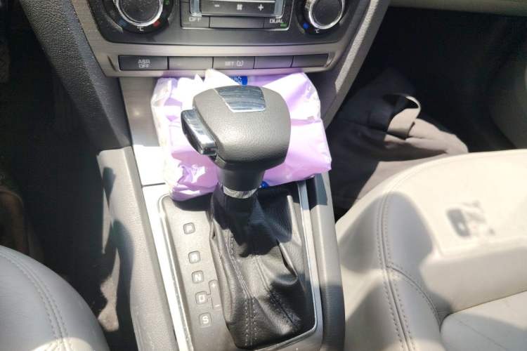 Used Skoda Octavia 2013 1.6L Automatic Yijun Edition Gear Lever