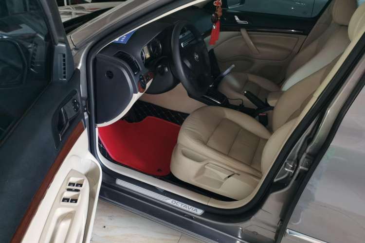 Used Skoda Octavia 2013 1.6L Automatic Yijun Edition Interior 3