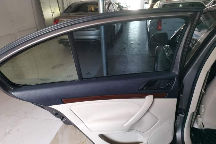 Used Skoda Octavia 2013 1.6L Automatic Yijun Edition Interior 8