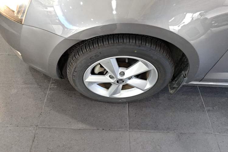 Used Skoda Octavia 2013 1.6L Automatic Yijie Edition Left Front Wheel Hub
