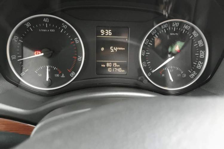 Used Skoda Octavia 2013 1.6L Manual Yijun Edition Odometer Close Up