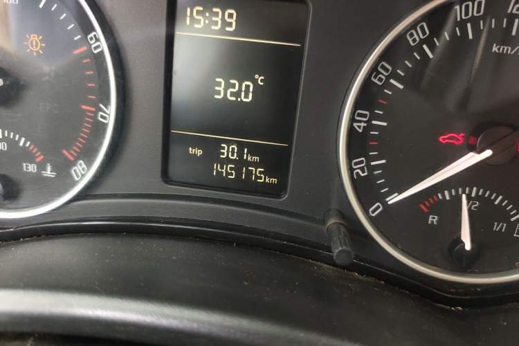 Used Skoda Octavia 2013 1.6L Manual Yijun Edition Odometer Close Up