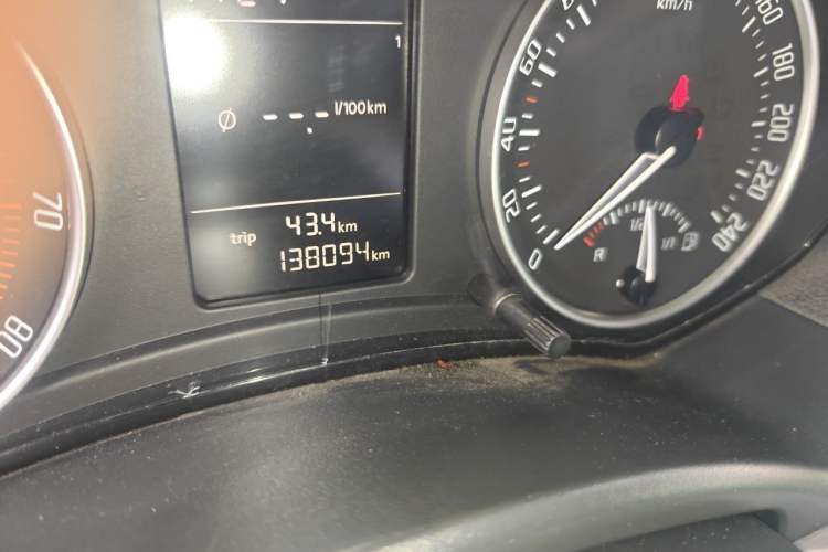 Used Skoda Octavia 2013 1.6L Manual Yijie Edition Odometer Close Up