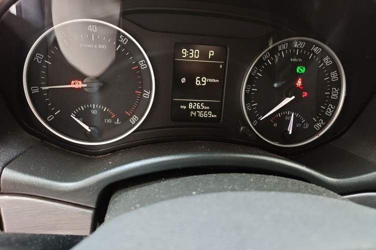 Used Skoda Octavia 2013 1.6L Automatic Yijie Edition Odometer Close Up
