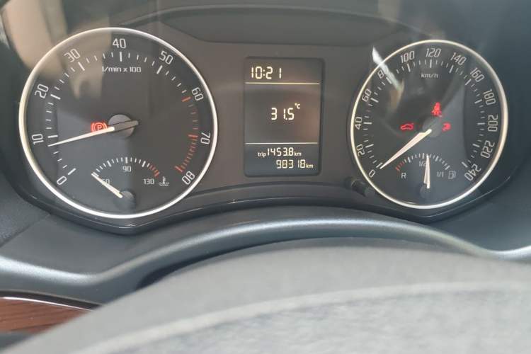 Used Skoda Octavia 2013 1.6L Manual Yijun Edition Odometer Close Up