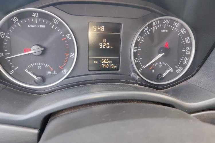 Used Skoda Octavia 2013 1.6L Manual Yijie Edition Odometer Close Up